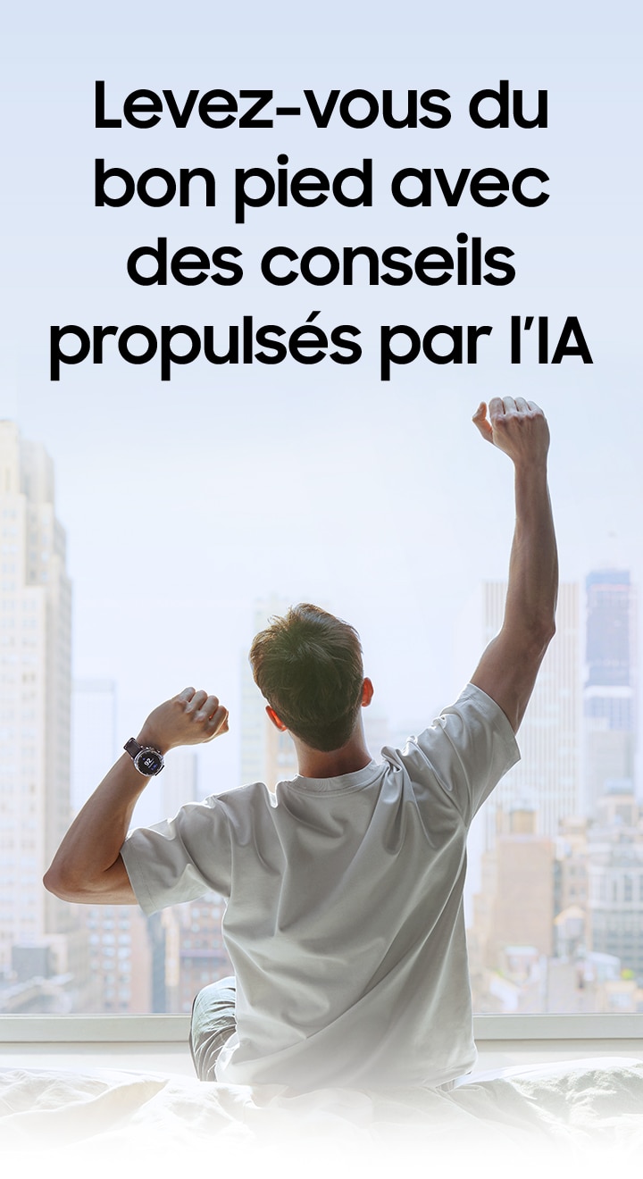 Une personne étirant ses bras le matin, face à la fenêtre. Sur son poignet se trouve la montre Galaxy Watch8 Classic.