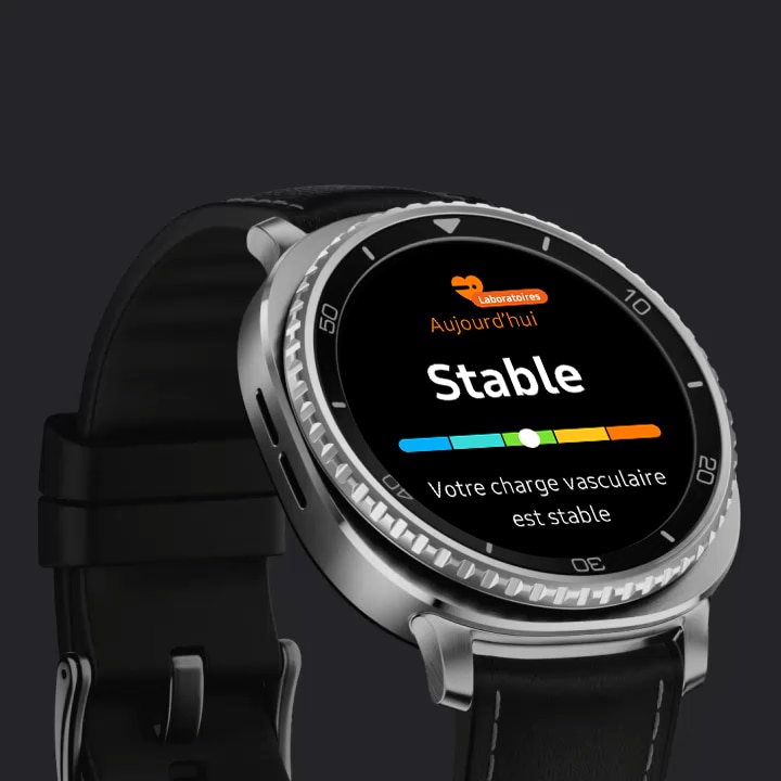Le dos de la montre Galaxy Watch8 Classic. Le capteur est allumé pour indiquer le suivi. La montre Galaxy Watch8 Classic disparaît et la lumière du capteur se transforme en une ligne qui se connecte à un cœur. Le graphique de fréquence cardiaque encercle le cœur qui bat. La scène change. Montre Galaxy Watch8 Classic avec bracelet de montre attaché. La fonctionnalité de résistance vasculaire s’affiche à l’écran, affichant le texte Stable, le graphique connexe et le texte Votre résistance vasculaire est constant.