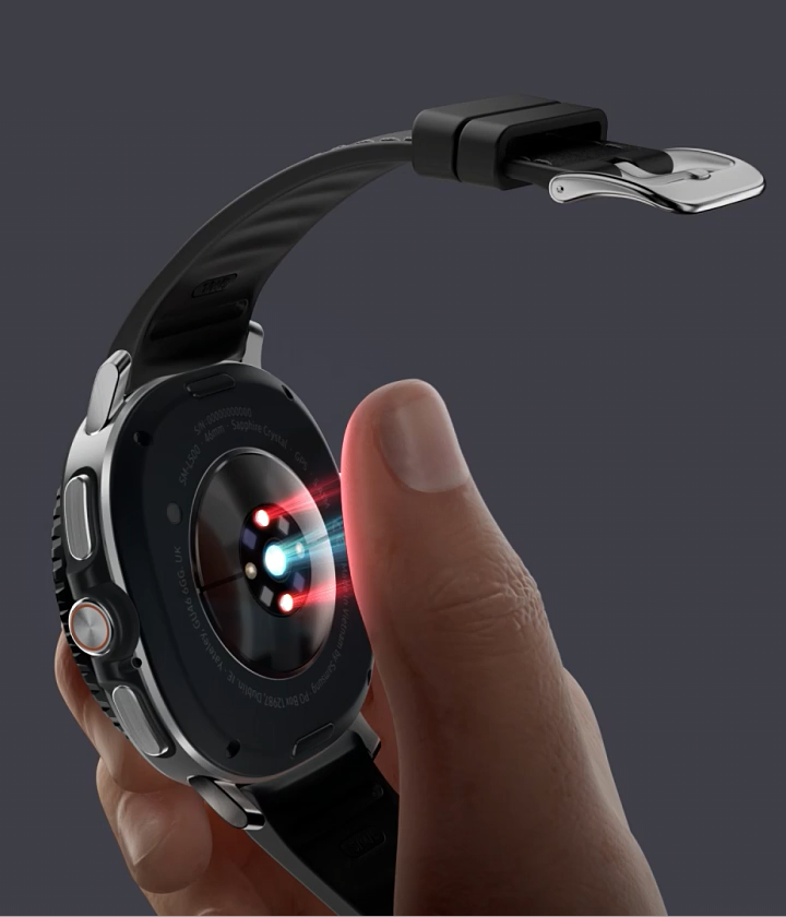 Le dos de la montre Galaxy Watch8 Classic. Le capteur est allumé pour indiquer le suivi. Un pouce est placé sur le capteur pour suivre l’indice des antioxydants. L’appareil tourne et affiche le résultat, avec l’icône Labs, l’heure 17 h 35, le texte Adéquate, 92. Graphique à barres et bouton de mesure également à l’écran.