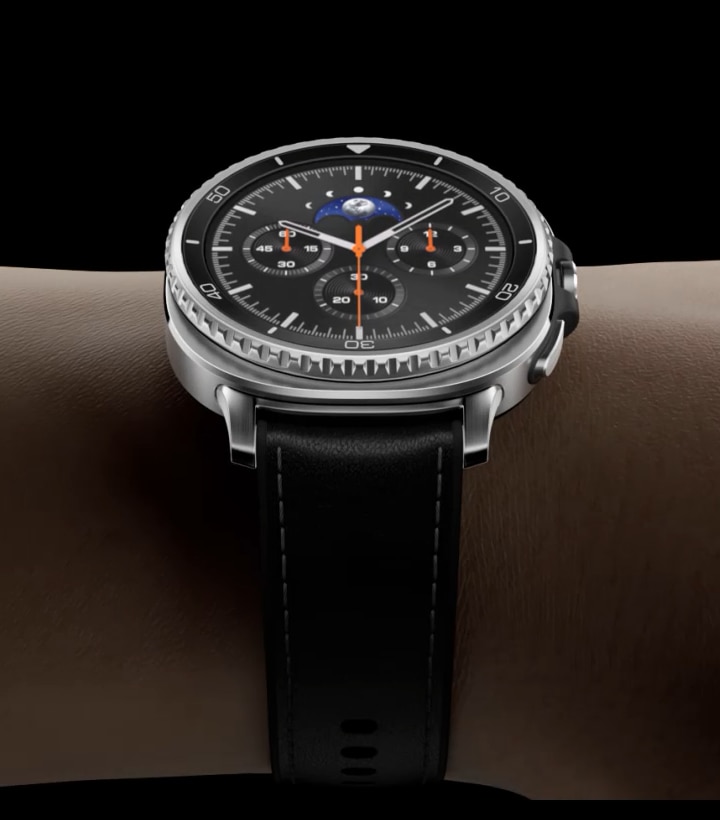 Le cadran de la montre Galaxy Watch8 Classic en mode vision nocturne apparaît pour indiquer que l’écran est clairement visible la nuit. Le reste de l’appareil apparaît et le bracelet de la montre s’enclenche pour mettre en évidence le système de crampons dynamiques amélioré. Le cadran passe au mode normal. Un poignet apparaît et la montre Galaxy Watch8 Classic est fixée au poignet. Le poignet est tourné pour mettre en évidence l’ajustement amélioré du système de crampons dynamiques.