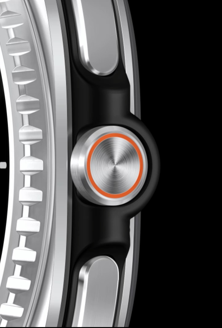 Vue latérale d’une montre Galaxy Watch8 Classic. Le bouton rapide est enfoncé et l’écran passe au mode Entraîneur de course. L’appareil tourne lentement vers l’avant.