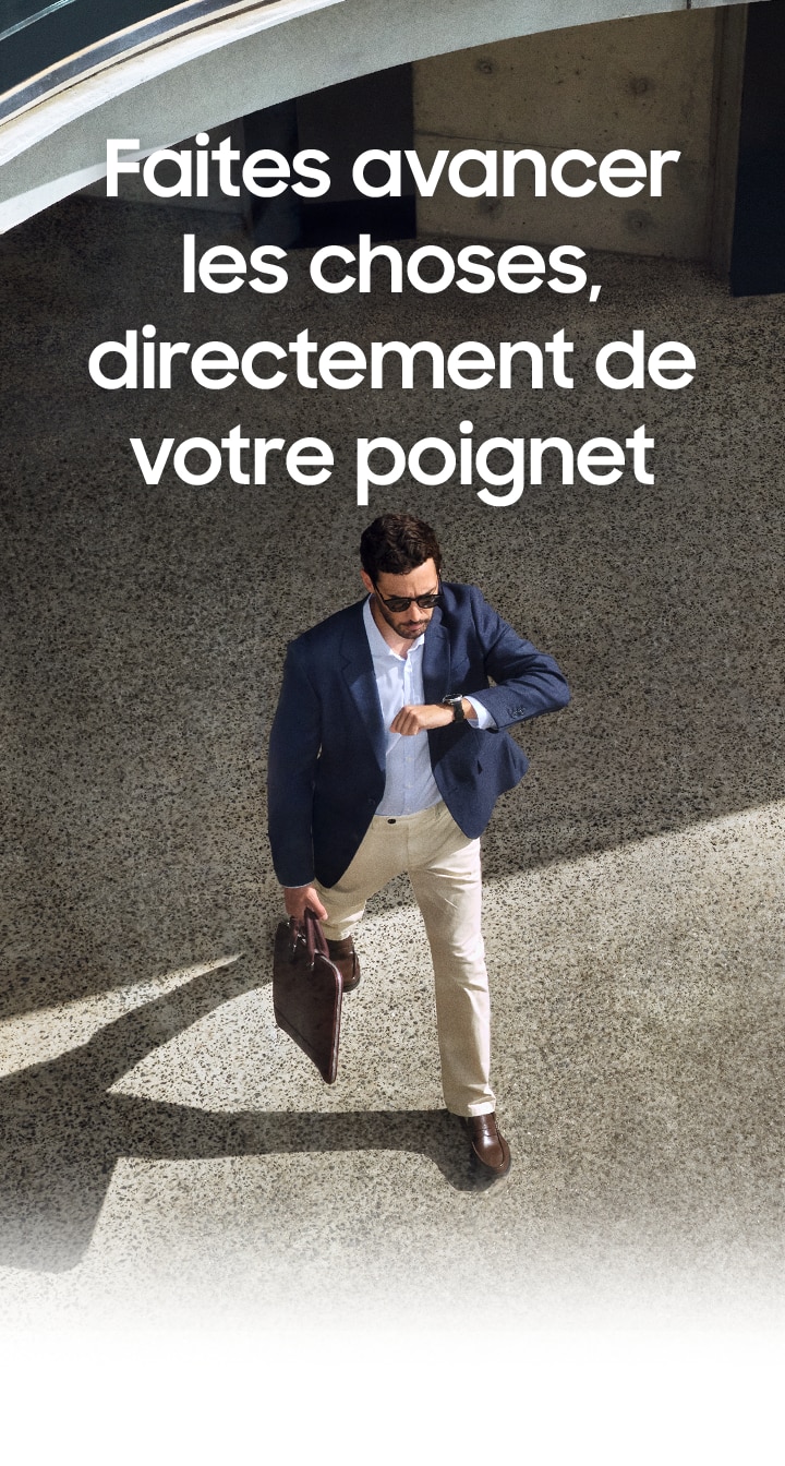 Une personne portant une tenue professionnelle décontractée regarde sa montre Galaxy Watch8 Classic en marchant.