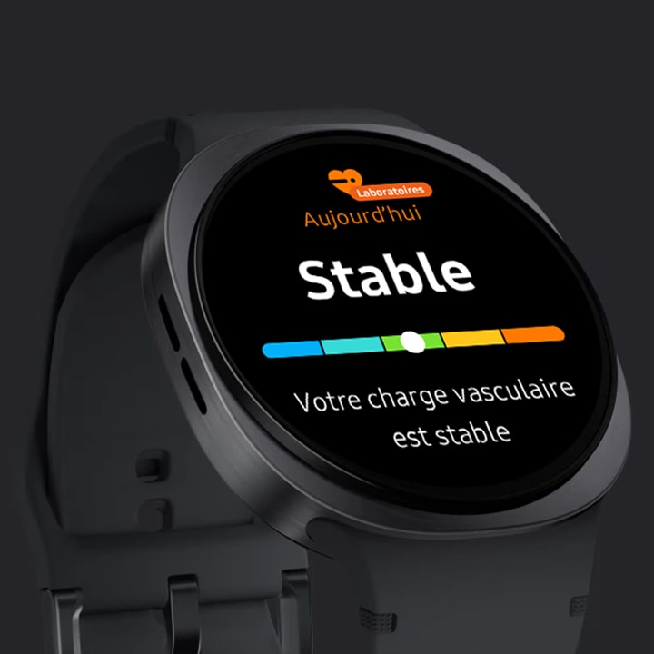 Un capteur optique de la montre Galaxy Watch8 mesure la résistance vasculaire. Ensuite, la montre Galaxy Watch8 présente les textes « Aujourd’hui » et « Stable », ainsi qu’une échelle avec un indicateur. Au bas se trouve le message « Votre résistance vasculaire est constante ».