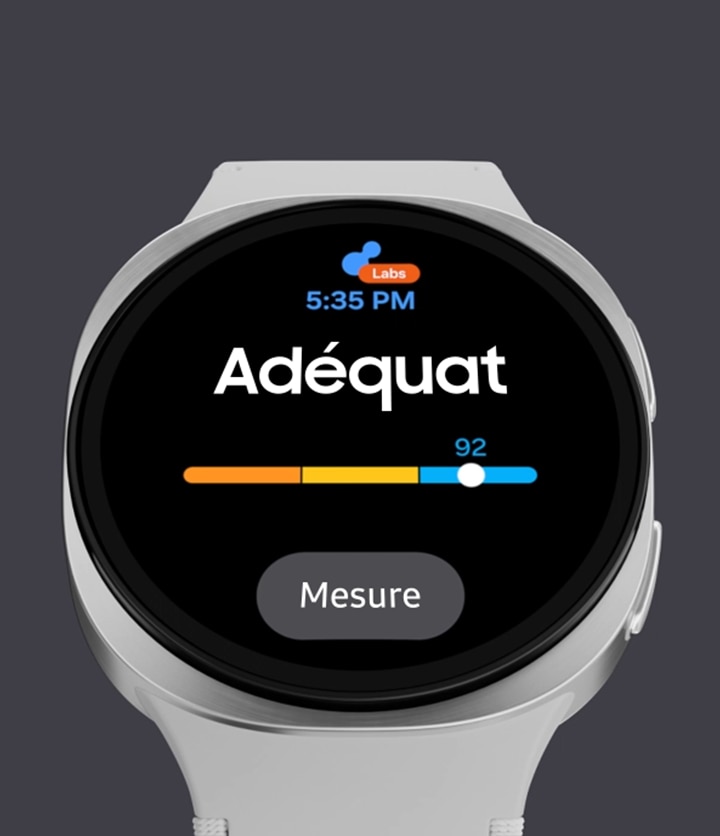 Le pouce d’une personne est placé sur un capteur à l’arrière de la montre Galaxy Watch8, et l’écran affiche l’indice d’antioxydants comme « Adéquat » avec une note de 92. Un bouton « Mesurer » est affiché au bas.