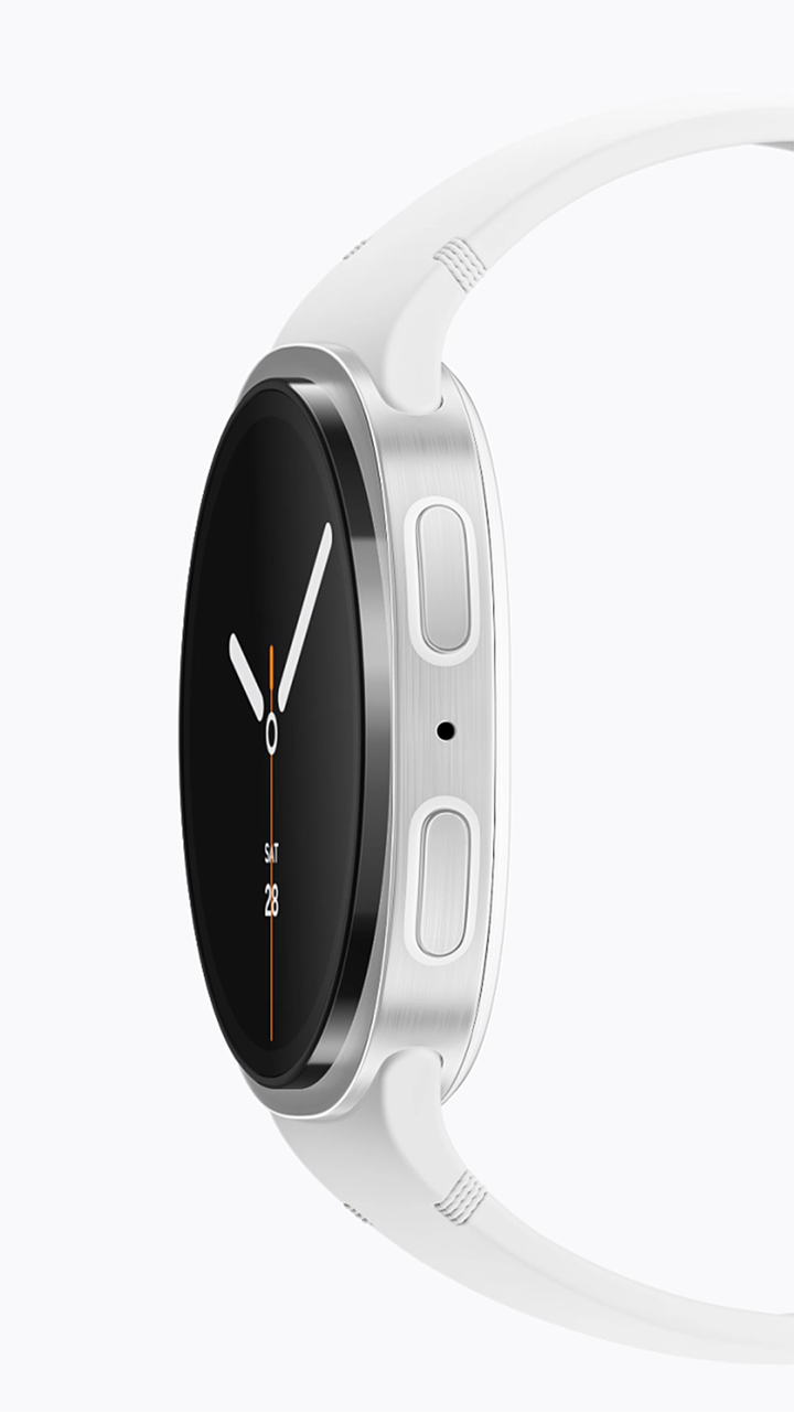 Vue latérale de la montre Galaxy Watch7, puis, de haut en bas, une vue latérale de la montre Galaxy Watch8 apparaît progressivement, comparant l’épaisseur entre les deux montres intelligentes. Lorsque la vue latérale complète de la montre Galaxy Watch8 apparaît, elle est montrée avec un bracelet sport blanc attaché. La montre Galaxy Watch8 tourne ensuite légèrement, révélant le cadran de la montre.