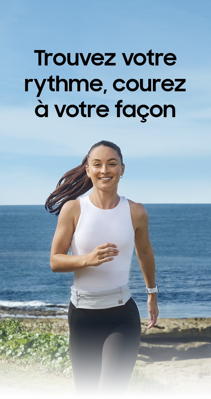 Une femme court à l’extérieur en portant une montre Galaxy Watch8.